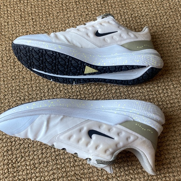 Nike Nike Air Winflo 9 Shield Womens DM1104 Sneakers Pale Ivory high Voltage EUC - Picture 8 of 11